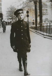 875291 Portret van Frans van Rijnsoever, zoon van W.A. van Rijnsoever, caféhouder in de Korte Viestraat in Wijk C, als ...